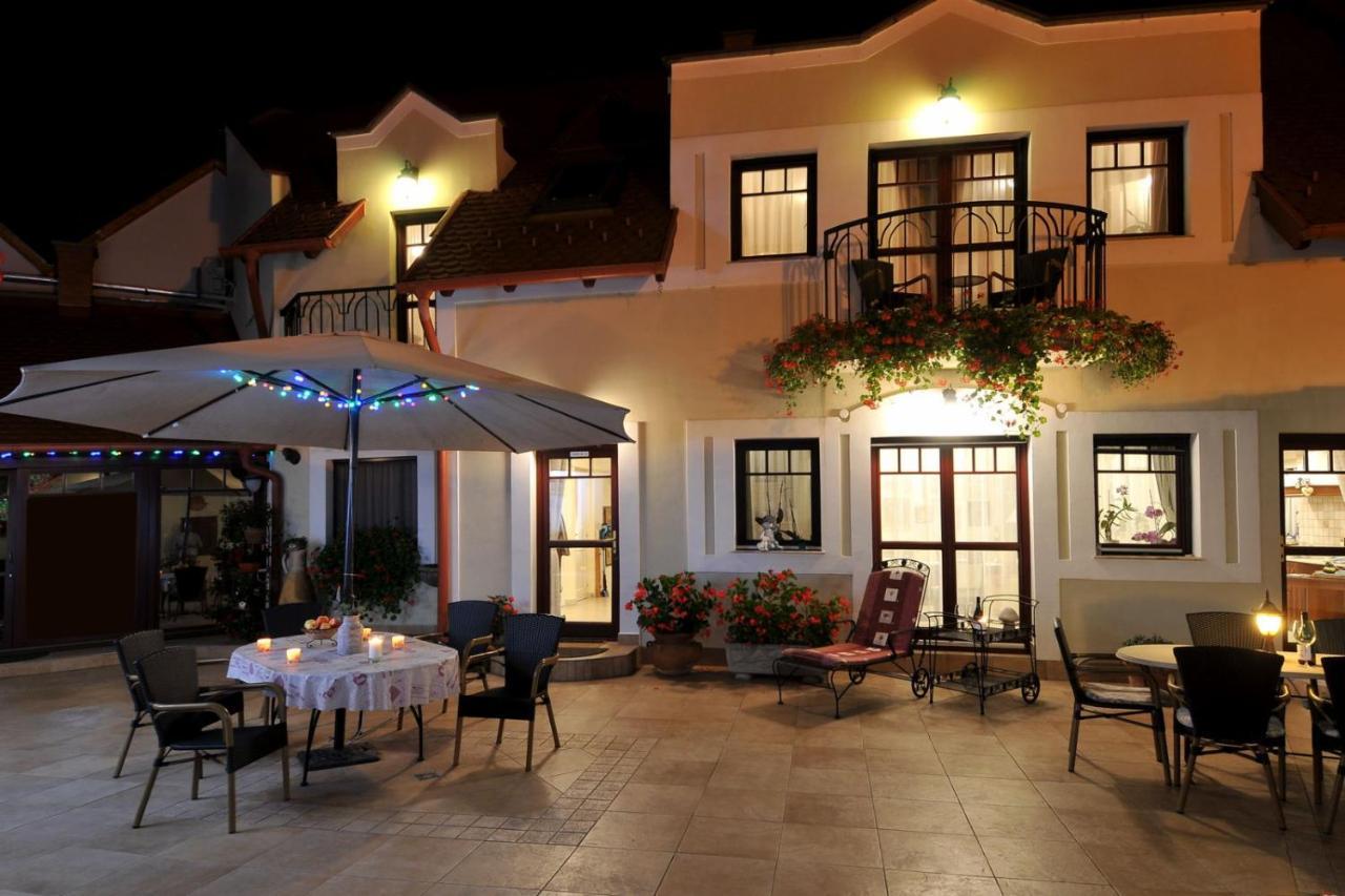 Patria Panzio Bed & Breakfast Егер Екстериор снимка